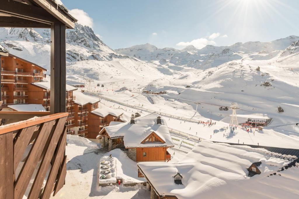 - une vue sur une station de ski dans la neige dans l'établissement Résidence Pierre & Vacances Le Tikal, à Val Thorens