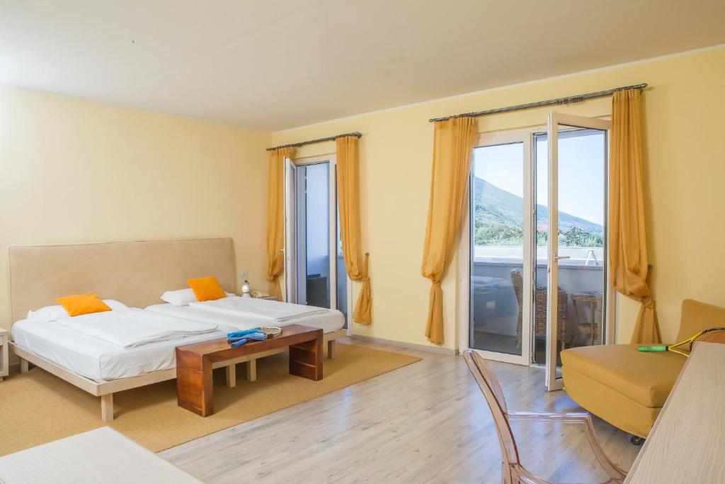 - une chambre avec un lit, une table et un balcon dans l'établissement Club Hotel Olivi - Tennis Center, à Malcesine 70 autres photos