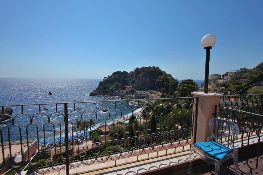 un balcon avec vue sur la plage et l'océan dans l'établissement Hotel Baia Azzurra, à Taormine