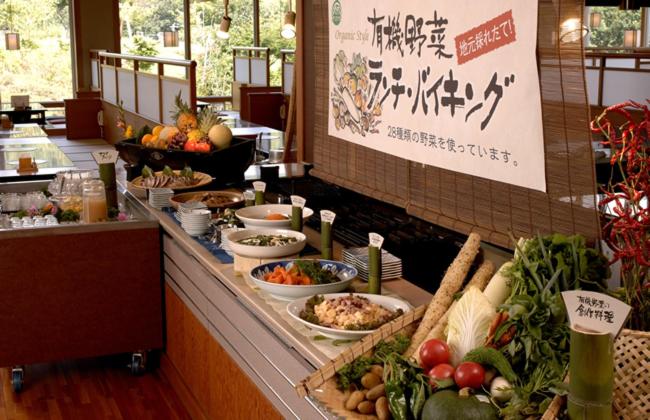 une ligne de buffet avec de nombreux types de nourriture différents dans l'établissement Izu-Nagaoka Hotel Tenbo, à Izunokuni 6 autres photos