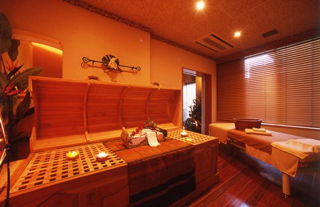 Cette chambre comprend deux lits et une grande fenêtre. dans l'établissement Izu-Nagaoka Hotel Tenbo, à Izunokuni
