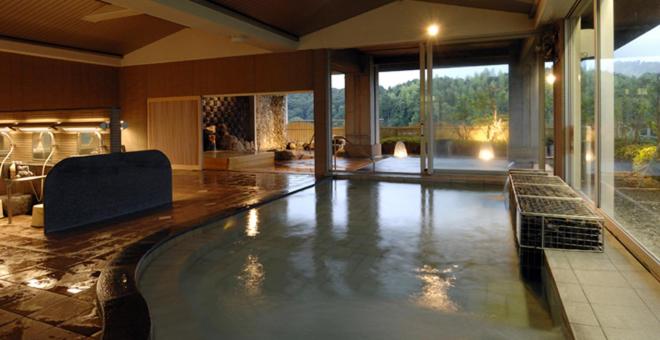 - une piscine dans une maison dotée d'une cheminée dans l'établissement Izu-Nagaoka Hotel Tenbo, à Izunokuni