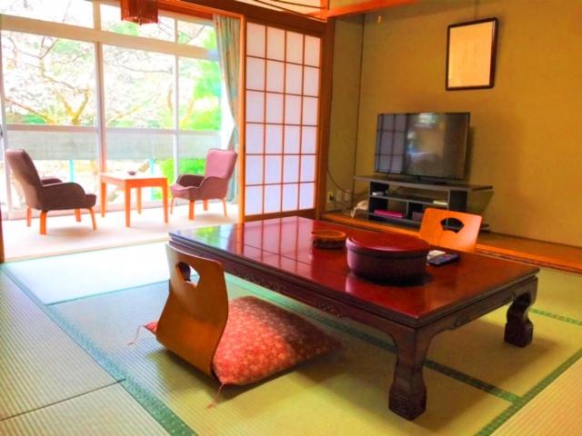 un salon avec une table et une télévision dans l'établissement Seiryuso, à Misasa