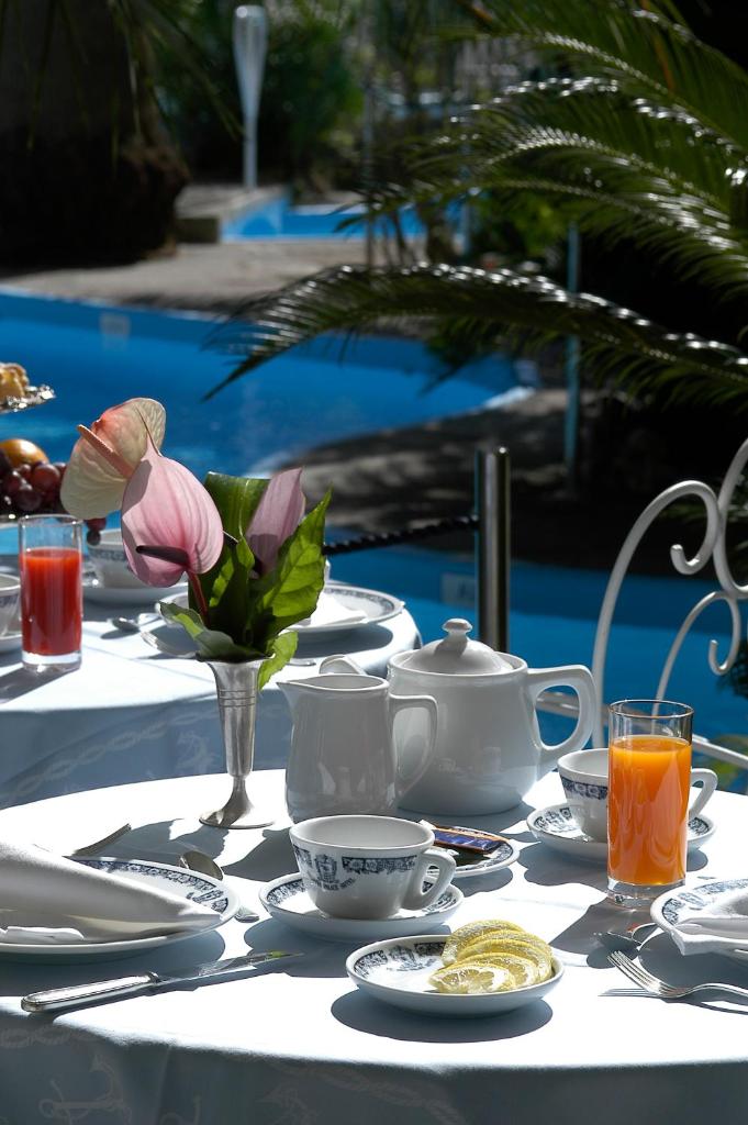 une table avec une nappe et des services à thé dessus dans l'établissement Reginna Palace Hotel, à Maiori