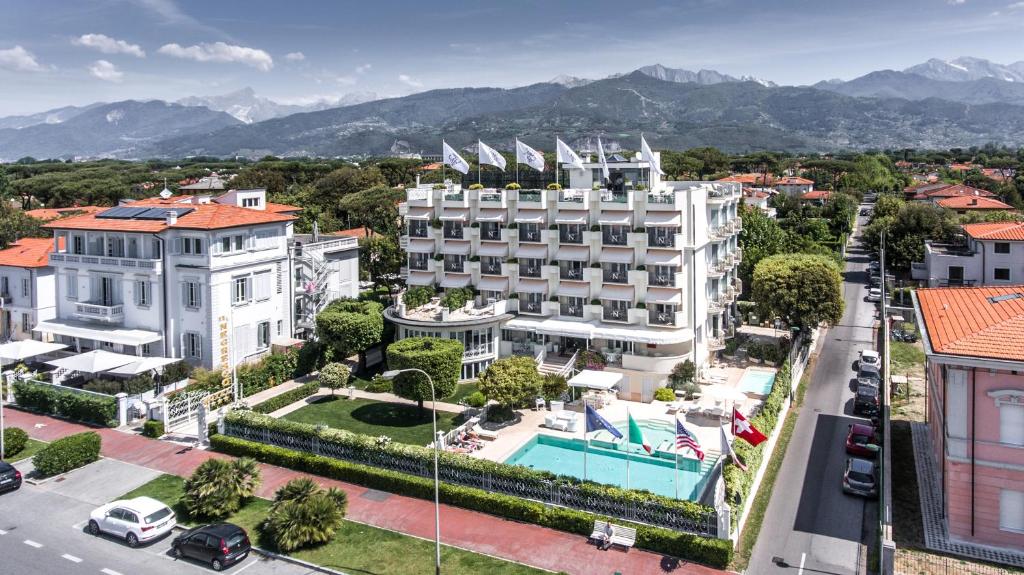 une vue aérienne sur un hôtel avec des montagnes en arrière-plan dans l'établissement Hotel Il Negresco, à Forte dei Marmi