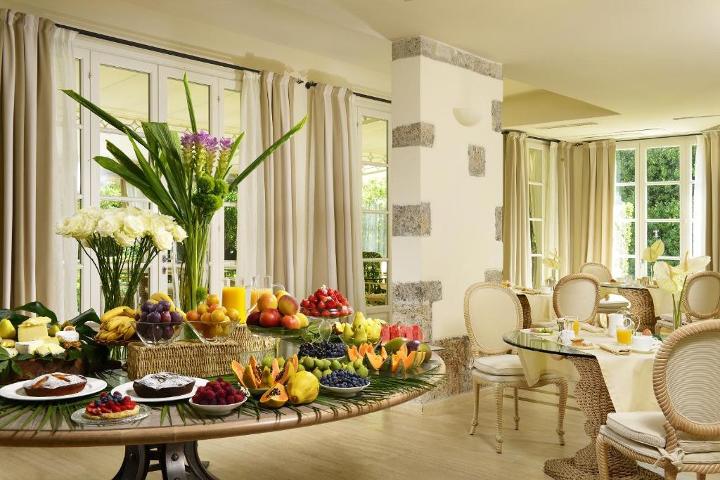 une table avec des fruits et des légumes dessus dans un salon dans l'établissement Villa Roma Imperiale, à Forte dei Marmi