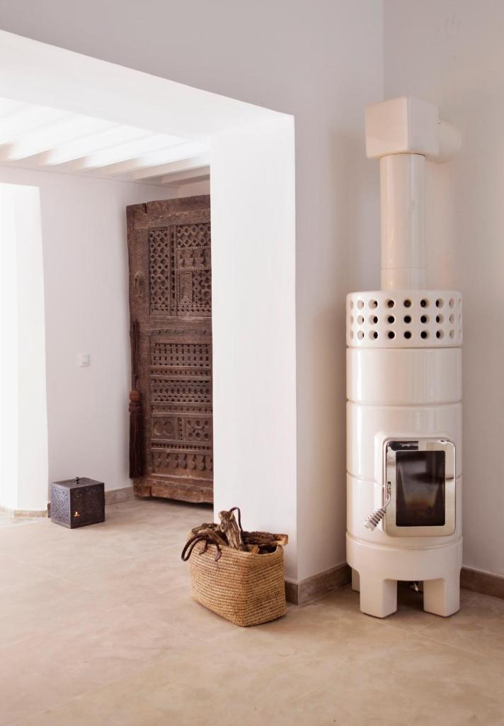 - un salon avec une télévision et une cuisinière dans l'établissement P´tit Habibi, à Marrakech