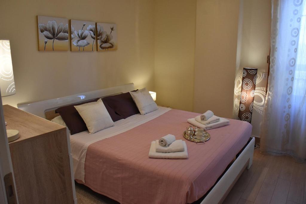 une chambre avec un lit avec deux serviettes dessus dans l'établissement Villa Fenice, à Calatabiano 75 autres photos