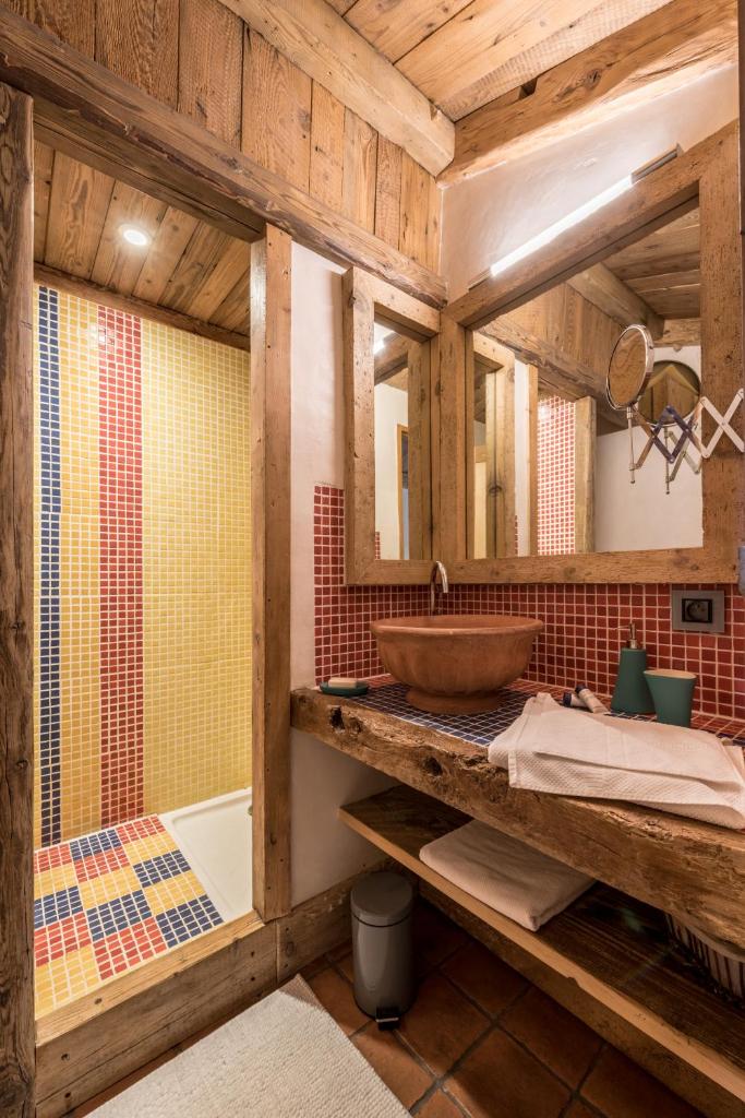 une salle de bain avec un lavabo et une baignoire dans l'établissement Agate, à Mâcot La Plagne 17 autres photos