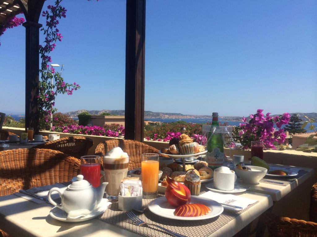 - une table avec de la nourriture pour le petit-déjeuner et une vue dans l'établissement Hotel Palau, à Palau