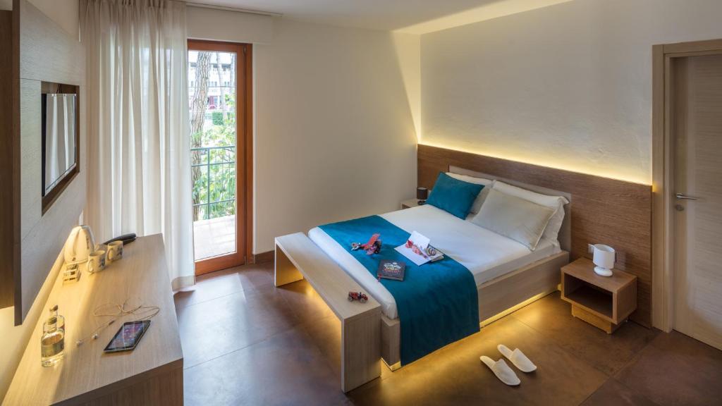 une chambre d'hôtel avec un lit et une fenêtre dans l'établissement Hotel Adria, à Lignano Sabbiadoro