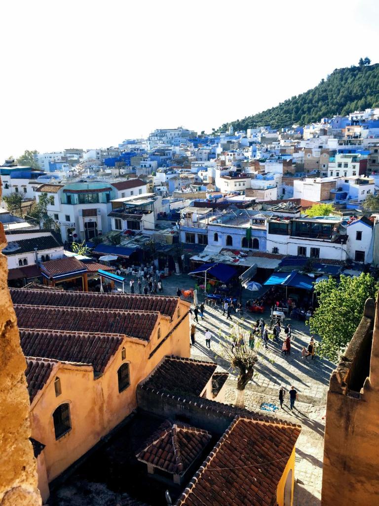 une vue aérienne d'une ville avec des bâtiments dans l'établissement Dar Dadicilef, à Chefchaouen