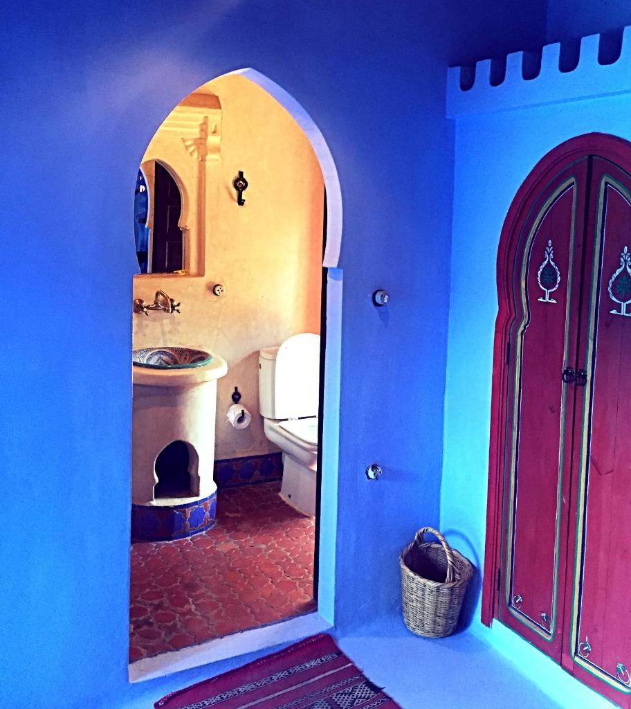 une salle de bain avec un lavabo et des toilettes dans une chambre dans l'établissement Dar Dadicilef, à Chefchaouen 34 autres photos