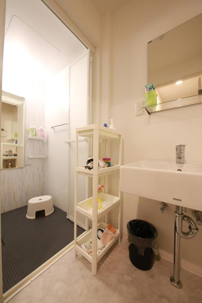 une salle de bain avec un lavabo et un miroir dans l'établissement Kinkaku, à Kyoto 37 autres photos