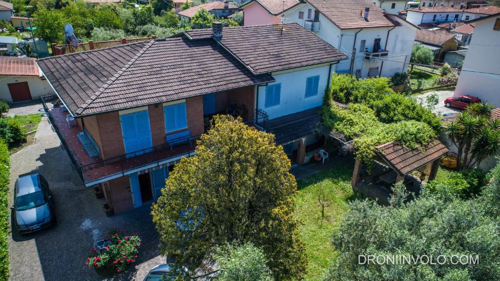 - une vue sur une maison avec une voiture dans l'établissement CASA DEGLI ZII appartamento Letizia, à Luni