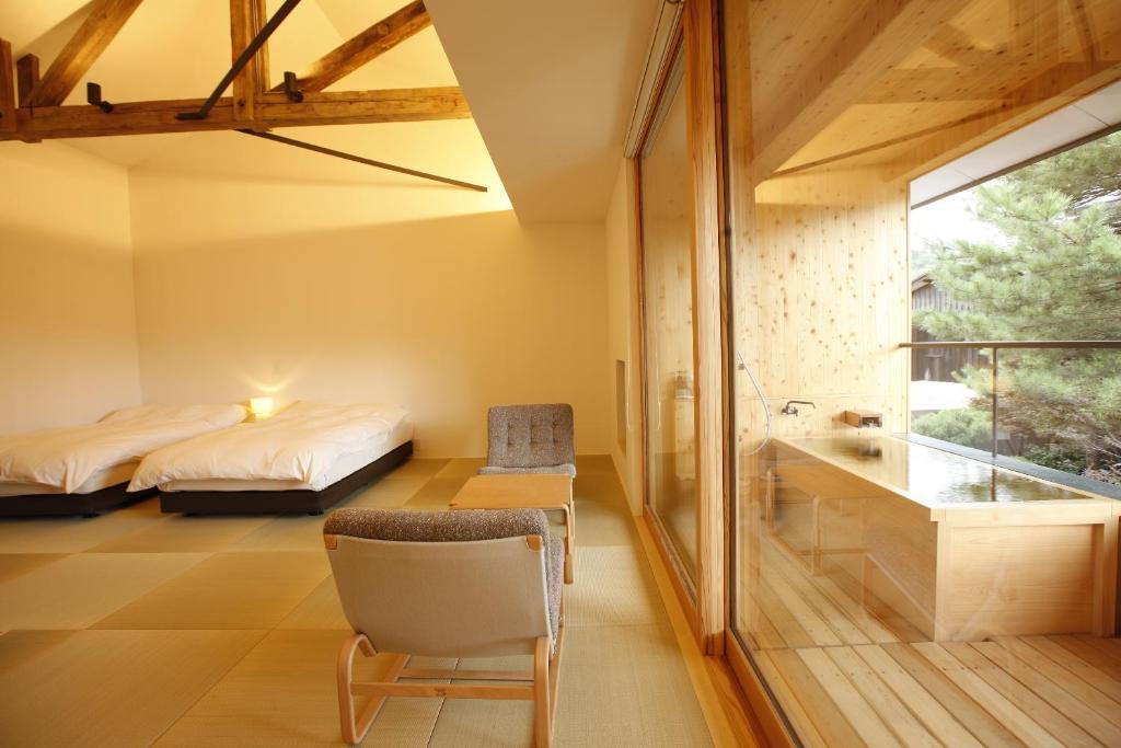 une chambre avec un lit, un bureau et une chaise dans l'établissement Yamagata The Takinami, à Nanyo