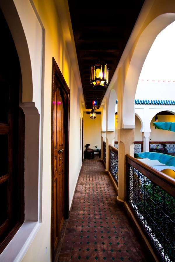 - un couloir dans un immeuble doté d'un bain à remous dans l'établissement Riad Tidar by Phoenix, à Marrakech