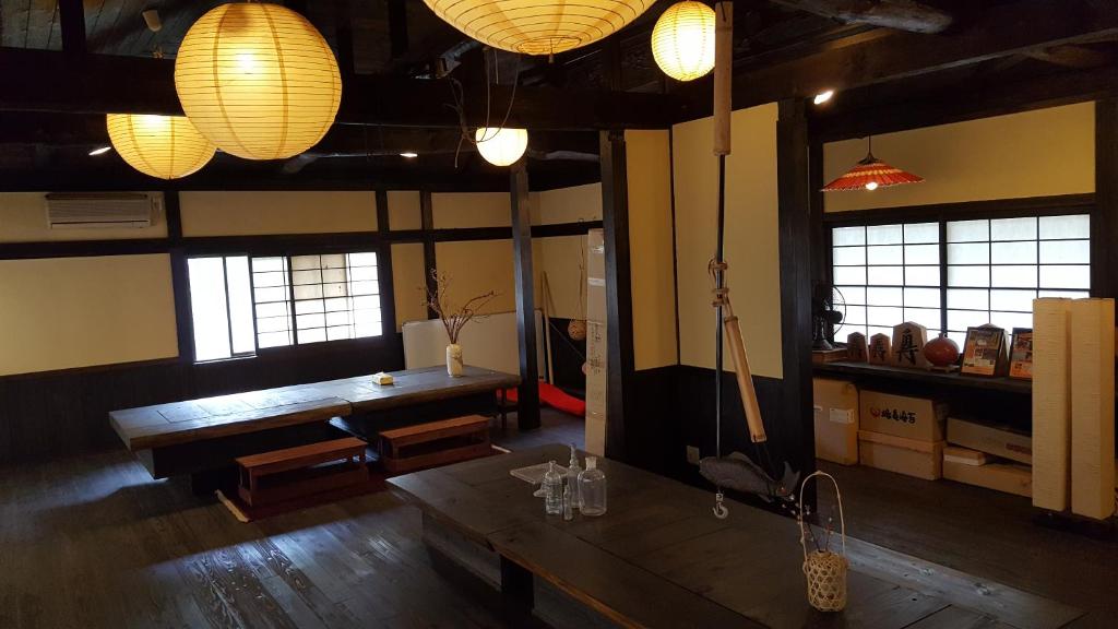 une salle à manger avec une table et quelques lumières dans l'établissement Tawaraya Ryokan Koto Shirasagikan, à Usuki
