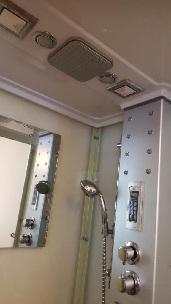 une salle de bain avec douche et miroir dans l'établissement Tawaraya Ryokan Koto Shirasagikan, à Usuki