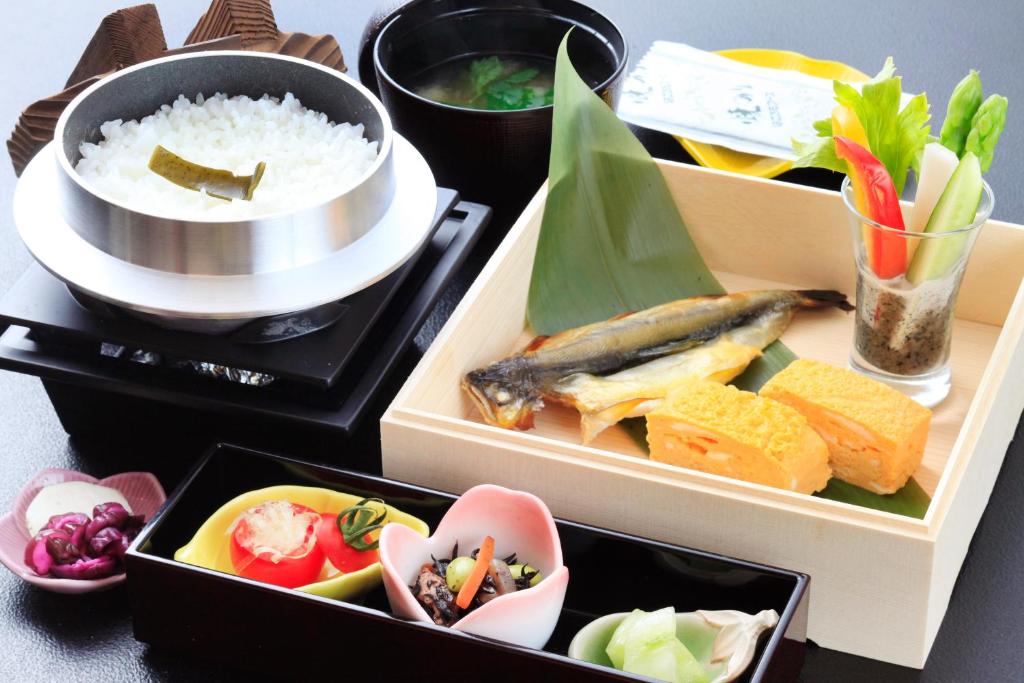 une table avec trois caisses de denrées alimentaires et de riz dans l'établissement Micasa, à Minakami