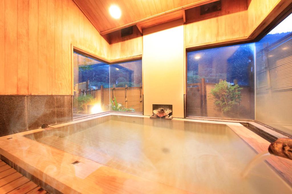 - une piscine avec un chien sur le sol dans l'établissement Micasa, à Minakami