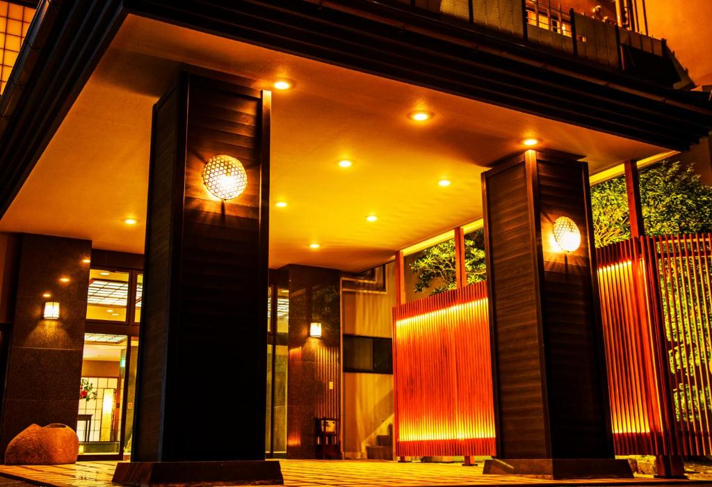 un bâtiment éclairé la nuit avec des lumières dans l'établissement Shin Kaikatei Izumi, à Izu 22 autres photos