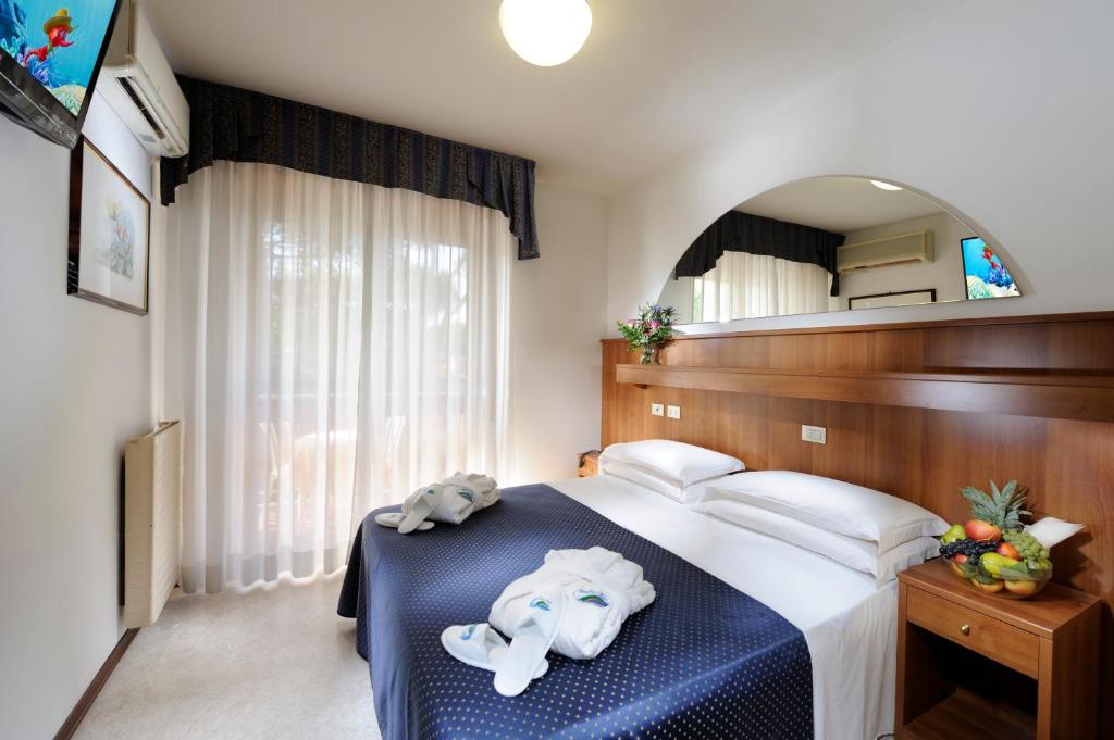 une chambre avec un lit avec un éléphant dessus dans l'établissement Hotel Vina De Mar, à Lignano Sabbiadoro