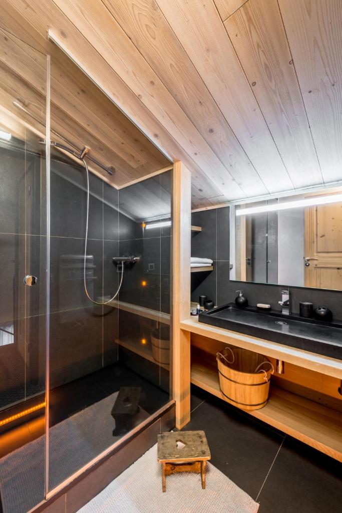 une salle de bain avec douche et lavabo dans l'établissement Agate, à Mâcot La Plagne