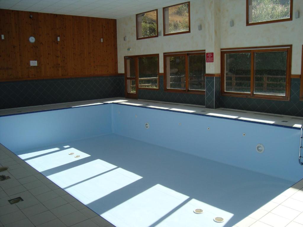 - une grande piscine vide dans une chambre dans l'établissement Les Hauts Valmeinier, à Valmeinier 8 autres photos