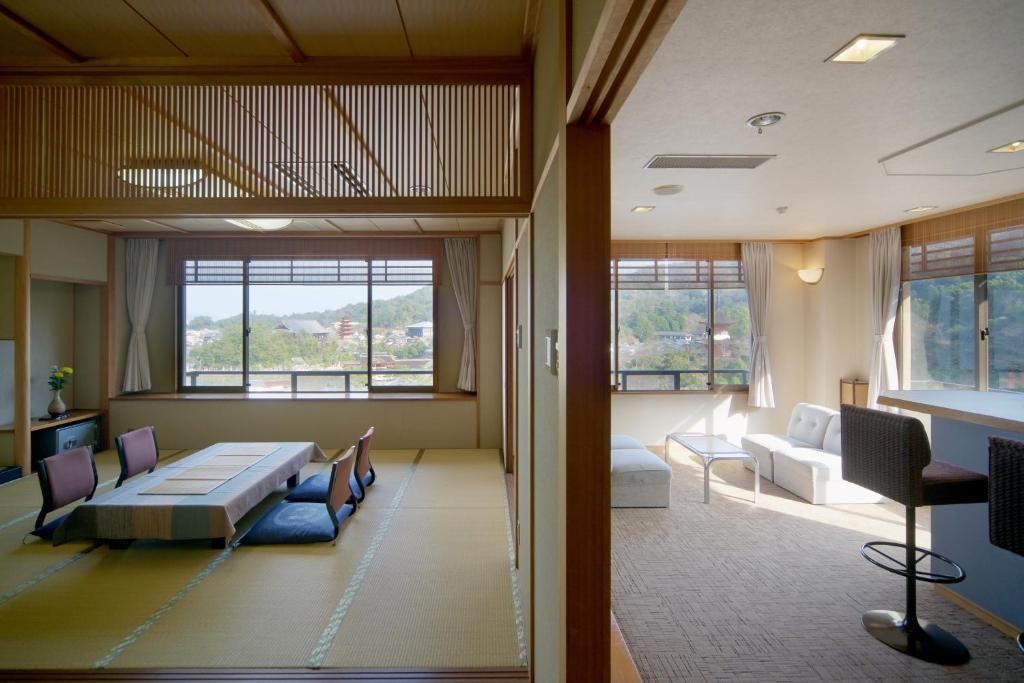 un salon avec un canapé et une table dans l'établissement Jukeiso, à Miyajima