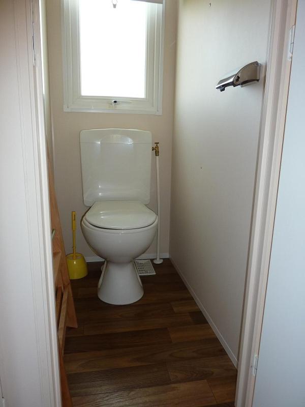 une salle de bain avec toilettes et fenêtre dans l'établissement Camping du RIED, à Boofzheim 9 autres photos