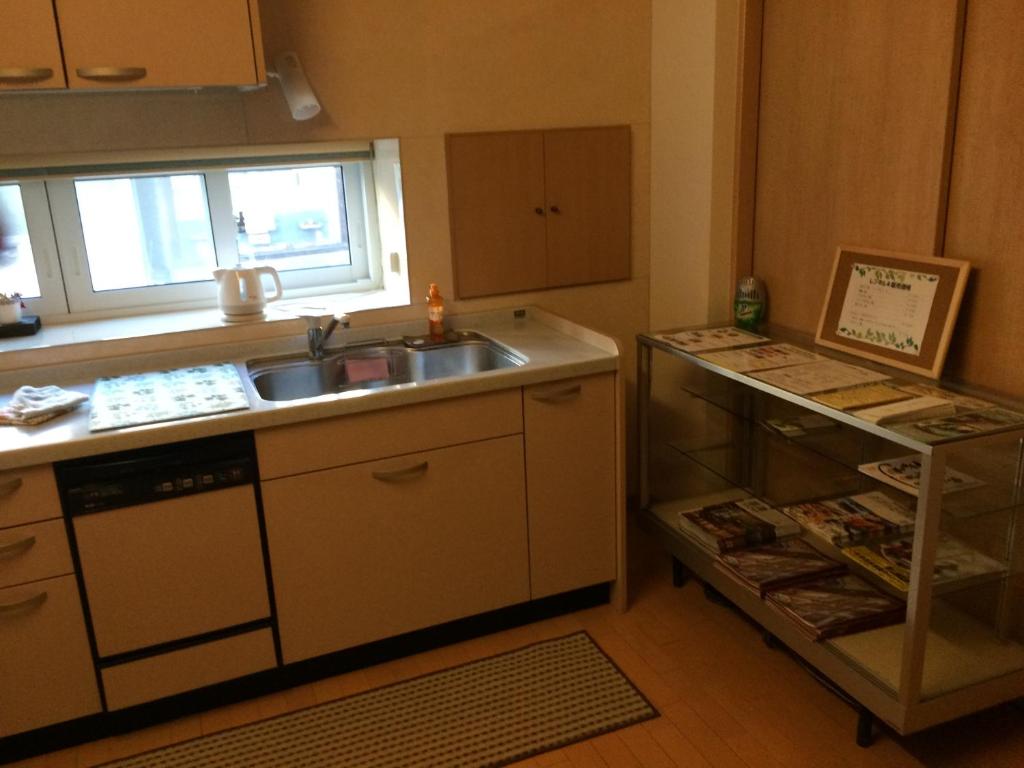 une petite cuisine avec un évier et un comptoir dans l'établissement Goroji Bekkan, à Kusatsu 10 autres photos