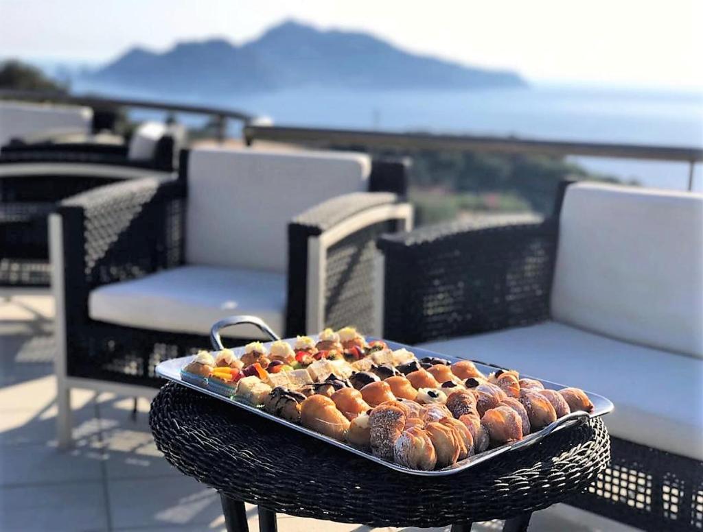 un plateau de nourriture assis au-dessus d'une table dans l'établissement Villa Solaria, à Massa Lubrense