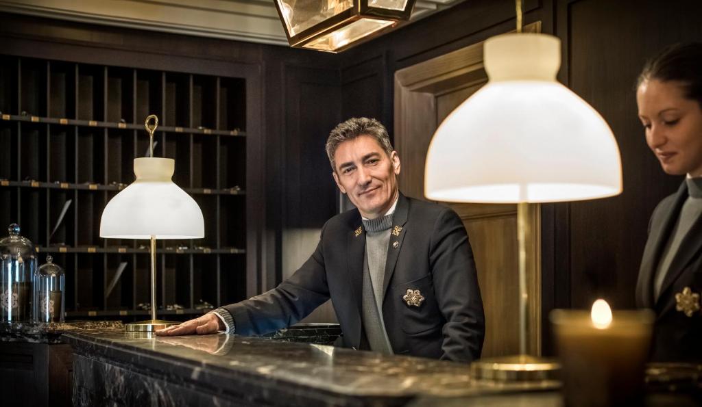 un homme assis dans un bar avec une femme dans l'établissement Apogée Courchevel, Oetker Hotels, à Courchevel