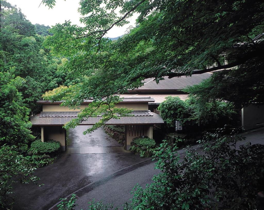 un bâtiment avec une passerelle devant lui dans l'établissement Oku Yugawara Tsubaki, à Yugawara