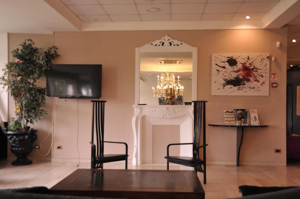 un salon avec une table et des chaises dans l'établissement Domizia Palace Hotel, à Baia Domizia