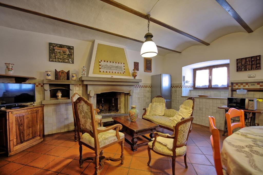 - un salon avec une cheminée, une table et des chaises dans l'établissement Villa Lorena by PosarelliVillas, à Pieve San Giovanni