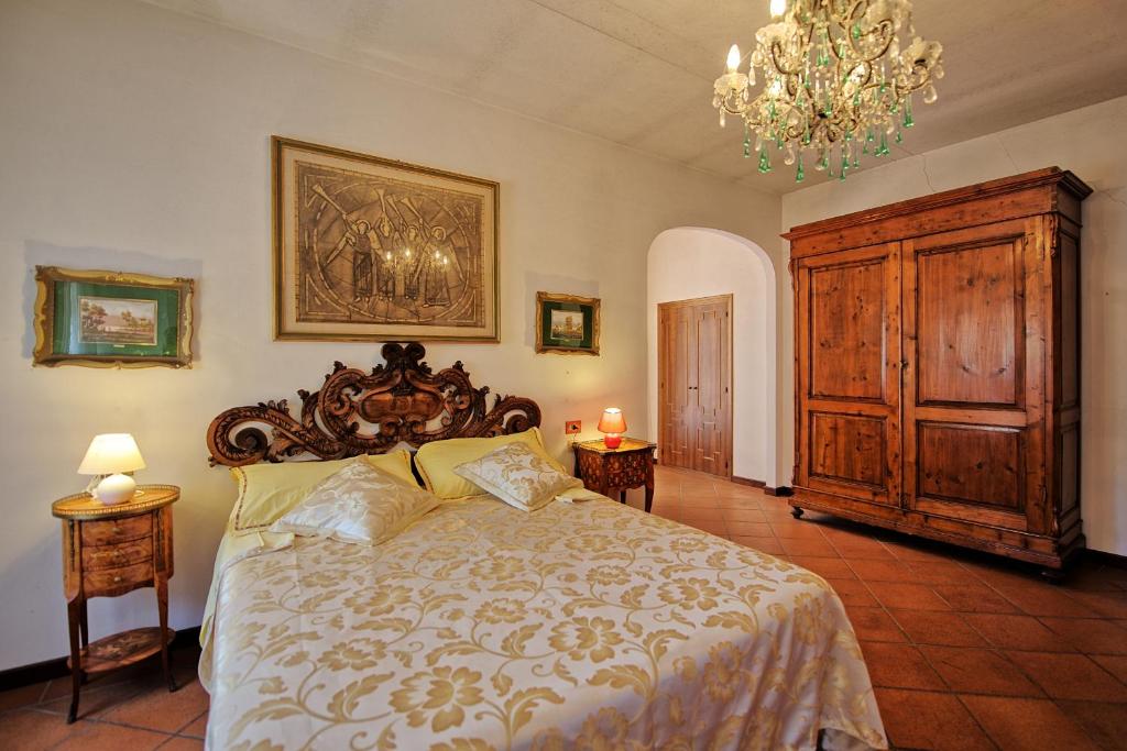 une chambre avec un grand lit et un lustre dans l'établissement Villa Lorena by PosarelliVillas, à Pieve San Giovanni 30 autres photos