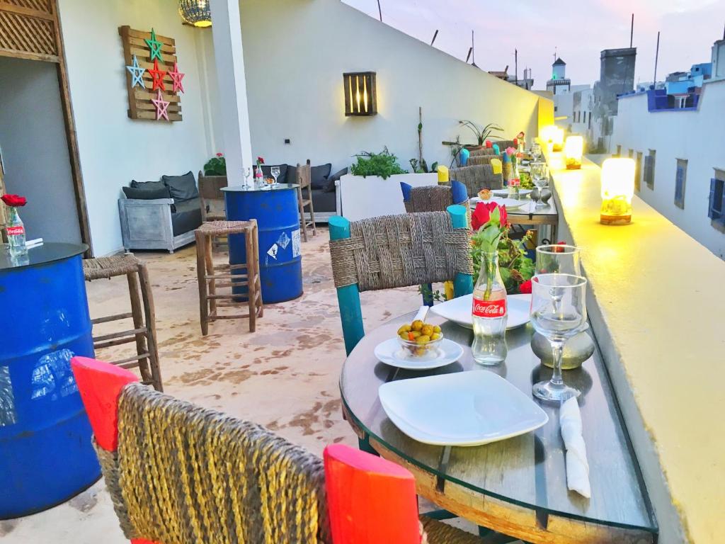 une salle à manger avec une table et des chaises dans l'établissement Riad Inna & Watersports Center, à Essaouira