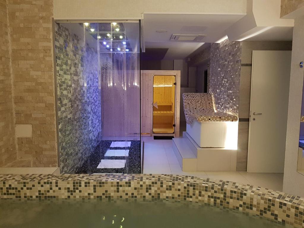 - une salle de bains avec une piscine d'eau dans la chambre dans l'établissement GFH - Hotel Sole Resort & Spa, à Marotta