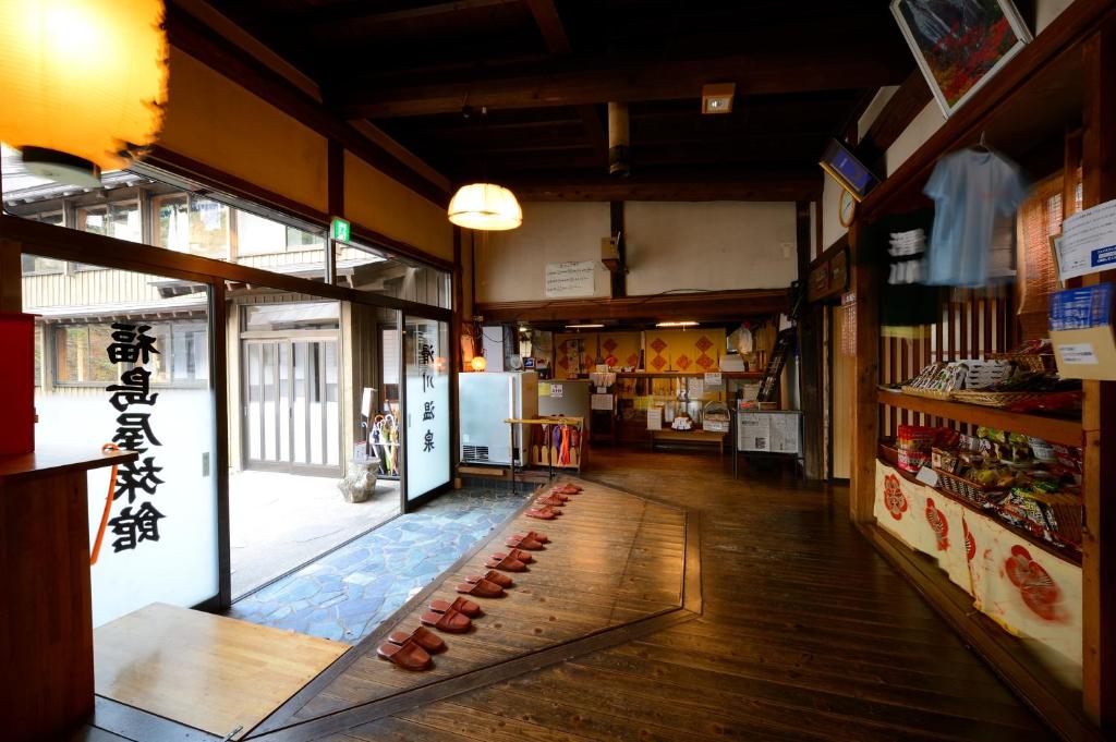 un magasin avec un tas de nourriture exposée dans l'établissement Namegawaonsen Fukushimaya, à Yonezawa