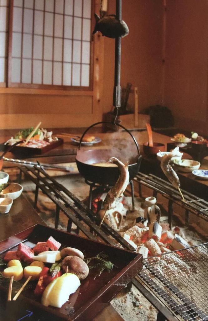 une cuisine avec de nombreux types de nourriture différents dans l'établissement Takimi Onsen Inn that only accepts one group per day, à Nagiso
