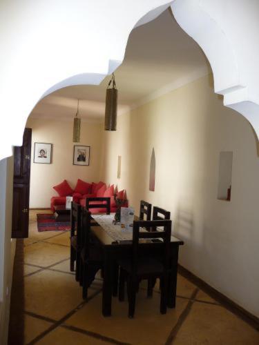 un salon avec une table et un canapé dans l'établissement Riad Al Faras, à Marrakech