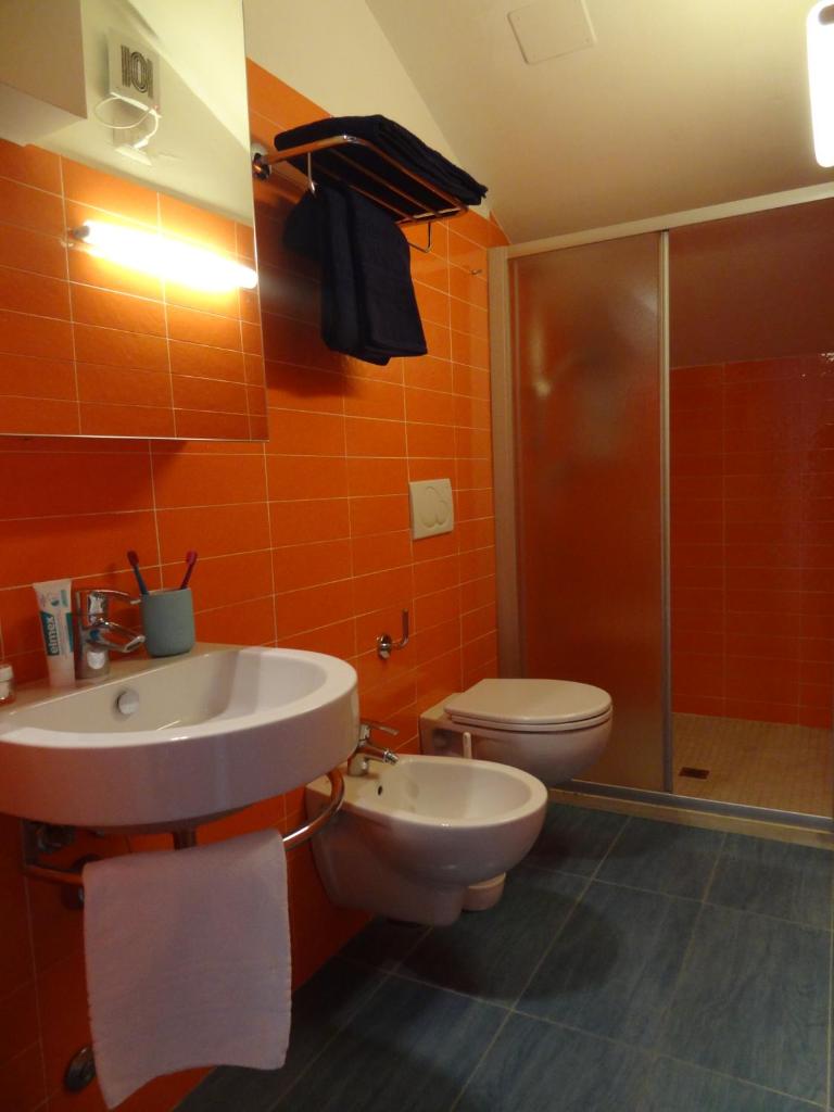 une salle de bain avec toilettes, lavabo et douche dans l'établissement Hotel Residenza Giardino, à Bellaria-Igea Marina