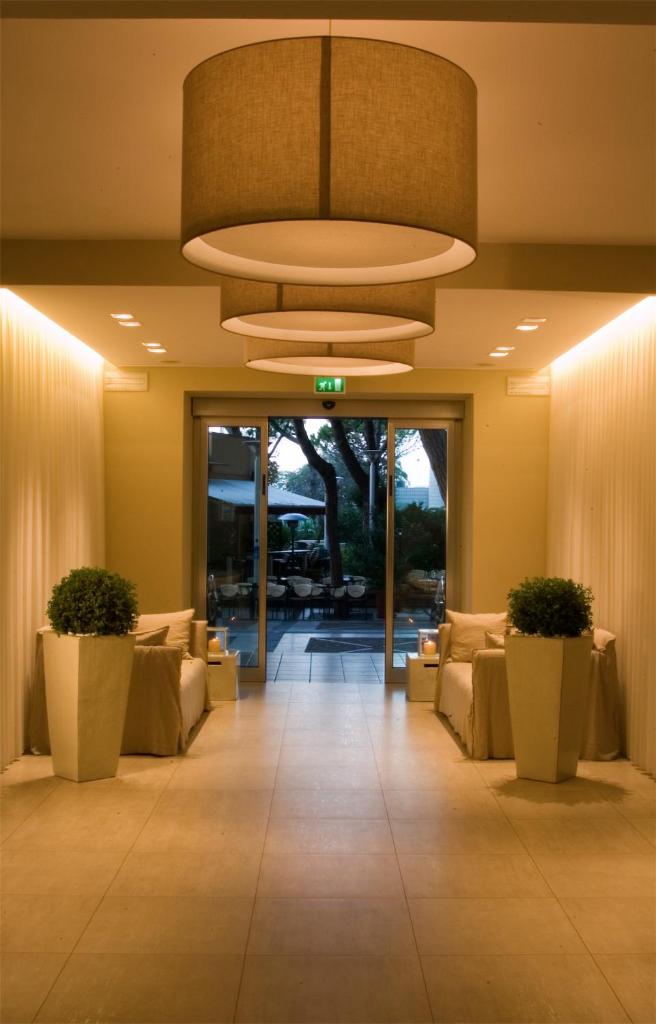 un hall d'entrée avec des canapés et un grand plafond dans l'établissement Hotel Europa Monetti, à Cattolica 87 autres photos