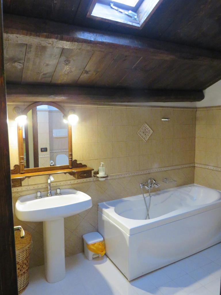 une salle de bain avec une baignoire et un lavabo dans l'établissement Casale Giulietta, à Scopello 75 autres photos