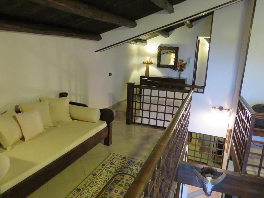 un salon avec un canapé et un miroir dans l'établissement Casale Giulietta, à Scopello