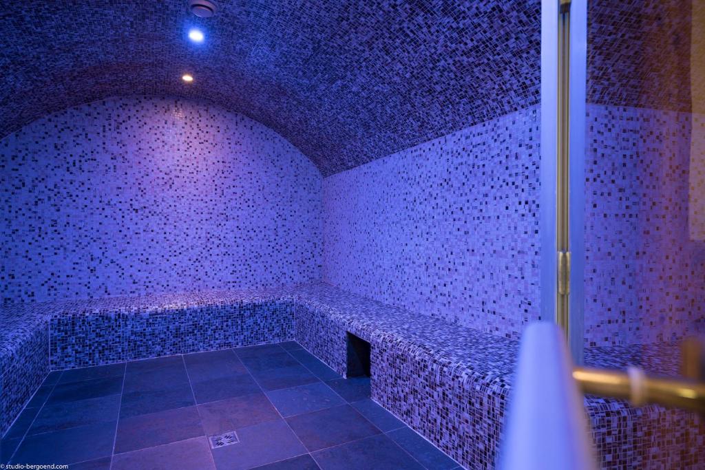 Cette chambre violette dispose d'une douche et de carrelage. dans l'établissement Apartment A 01 in St Martin de Belleville, à Saint-Martin-de-Belleville