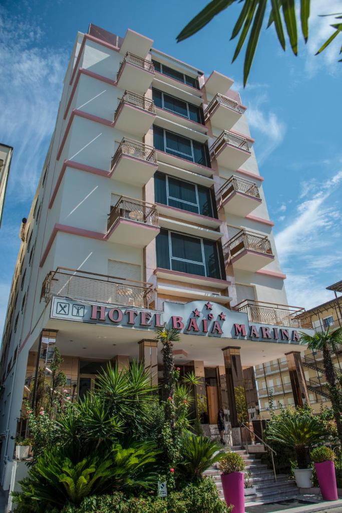un bâtiment avec un panneau indiquant l'hôtel Ho Chi Minh-Ville en attente dans l'établissement Hotel Baia Marina, à Cattolica