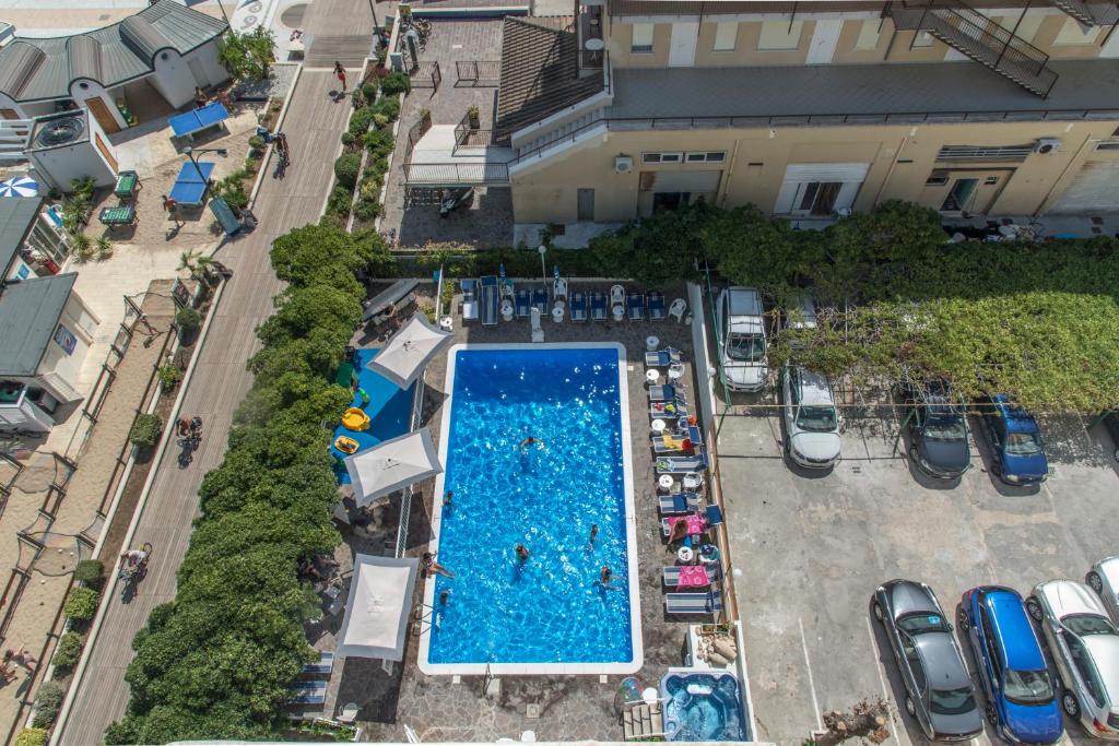 une vue aérienne d'une piscine dans un parking dans l'établissement Hotel Baia Marina, à Cattolica